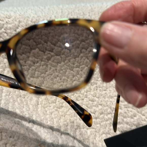 😎🔥Host Pick🔥 Prada wayfarer Sunglasses-Med Tortoise/Grey Gradient spr11s case - Picture 5 of 6